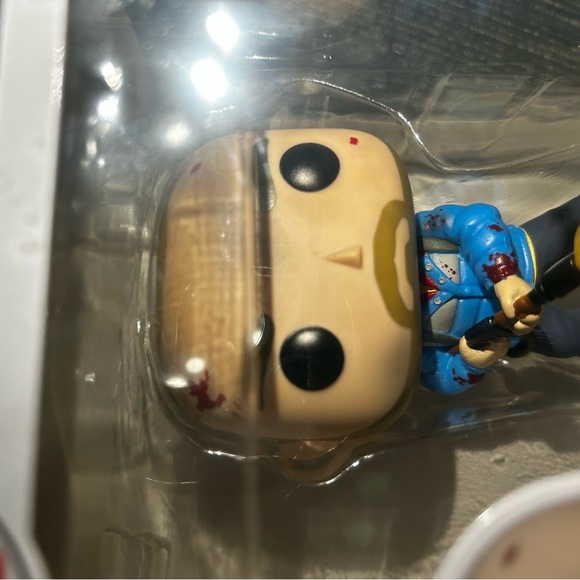 Joyce and Hopper 2 Pack exclusive Funko Pop Lot + Protector - Picture 9 of 10